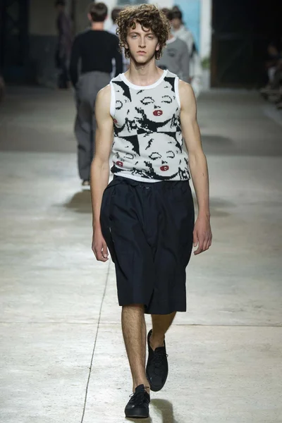 Look 10